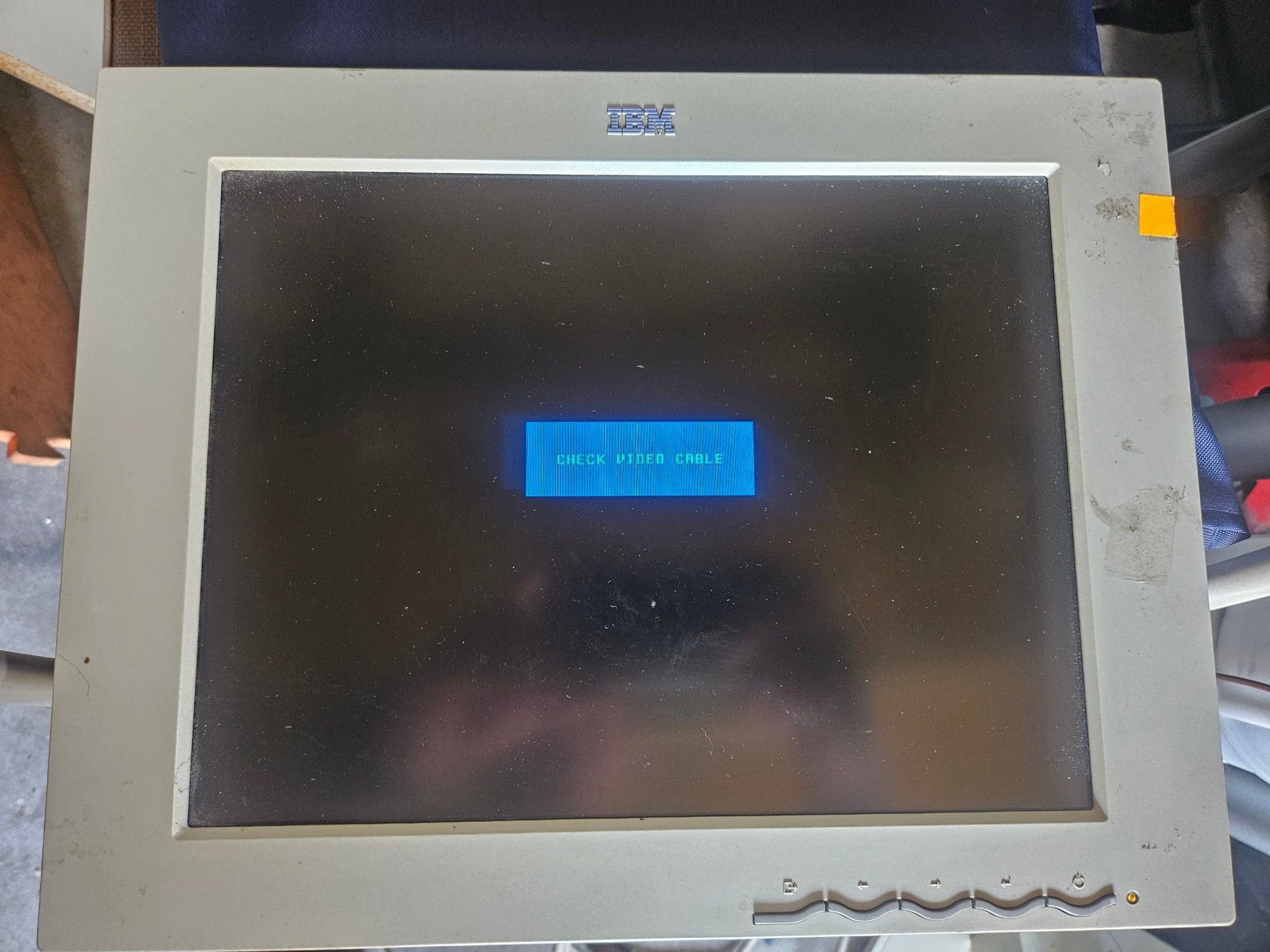 Stary monitor IBM