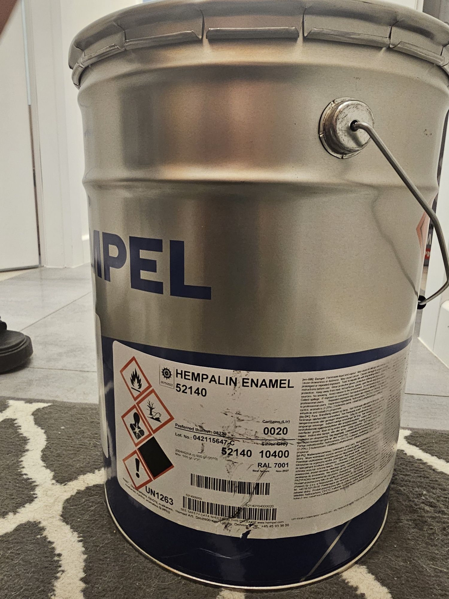 Farba Hempel szara lub czarna