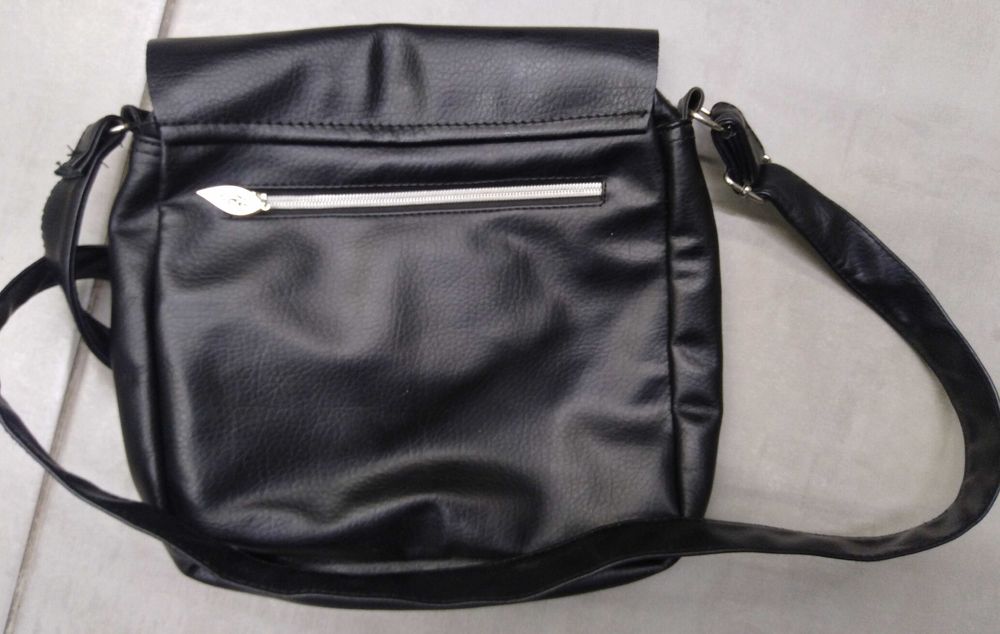 Czarna torebka listonoszka