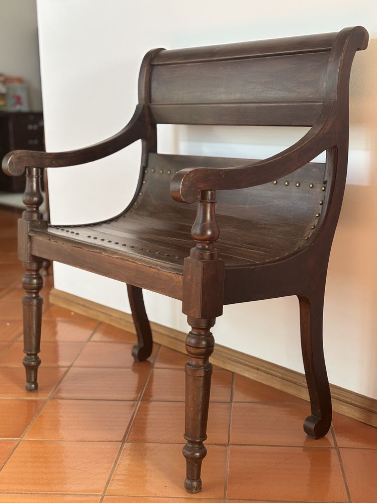Cadeirão Antigo em Madeira Maciça - Estilo Império - 82x99 cm