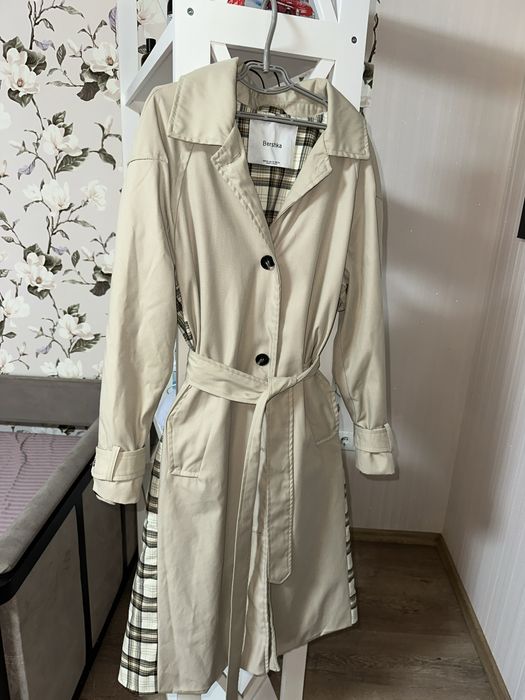Плащ тренч bershka бежевий