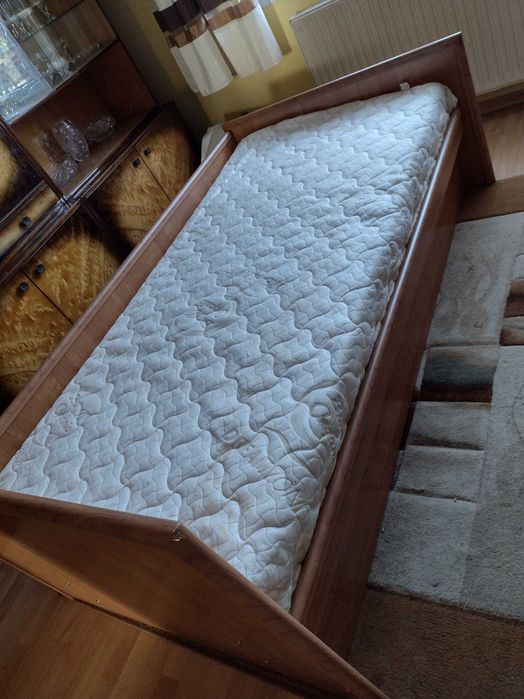 Łóżko z pojemnikiem i materacem