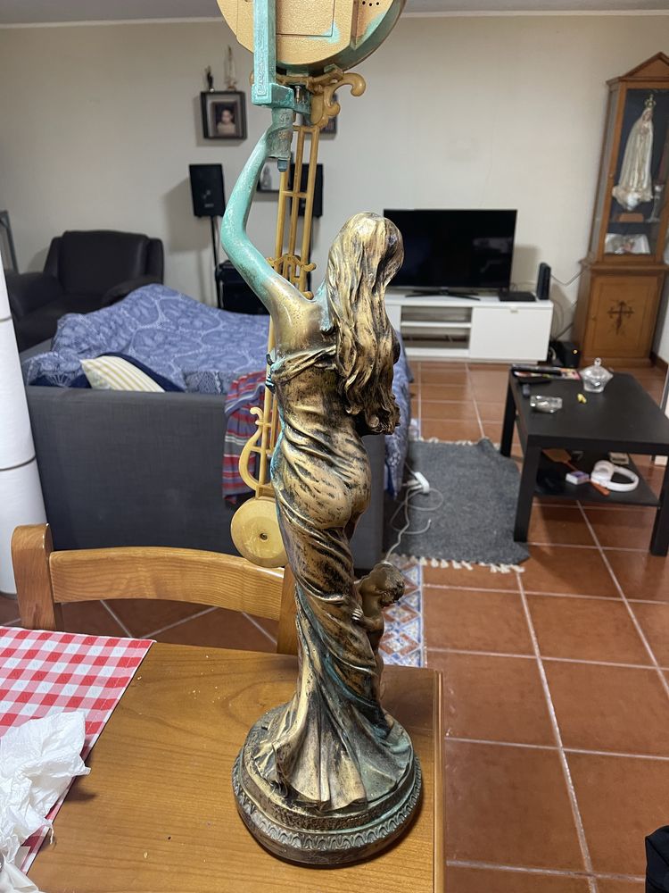 Estatua com relogio