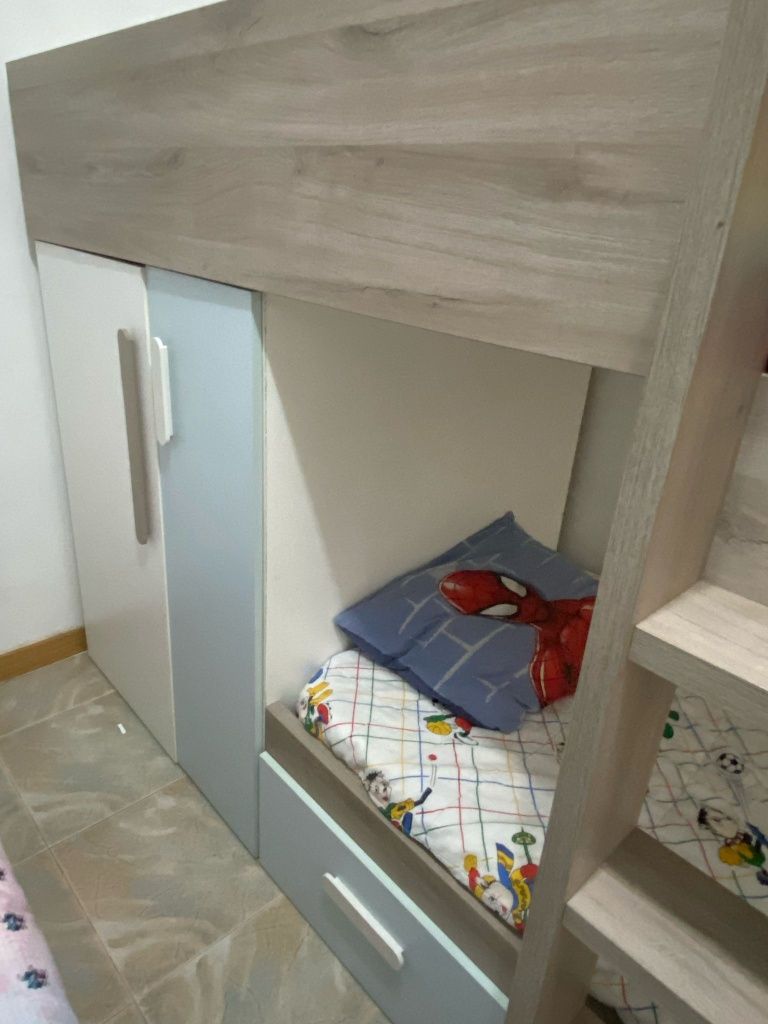 Beliche com gavetas e roupeiro