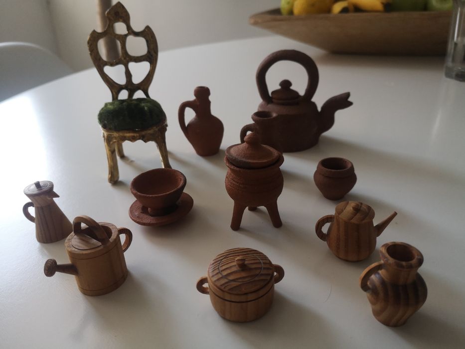 Miniaturas em barro, madeira e metal