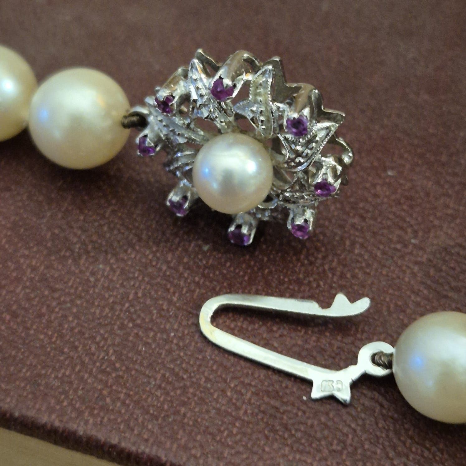 Naszyjnik z pereł hodowanych, słonowodnych,białe złoto i szafiry