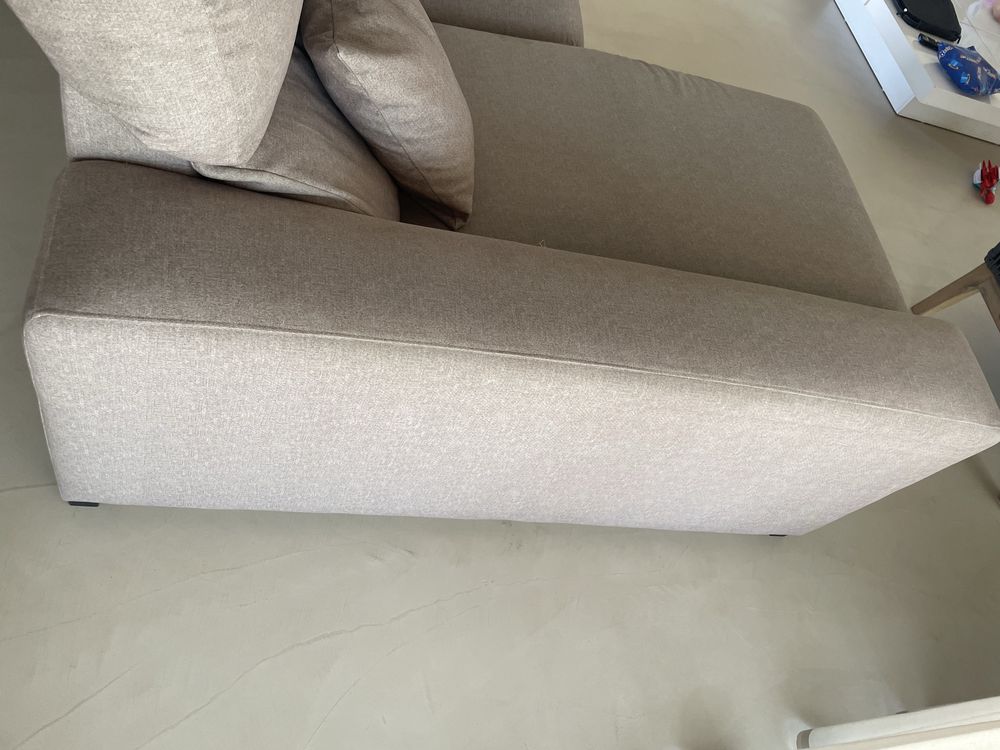 Sofa beje 3 lugares com chaise longue