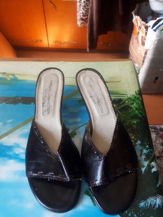 Продам женские кожанные босоножки-шлепки