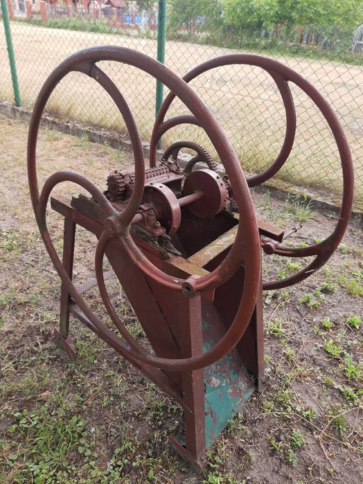 Stara sieczkarnia ręczna