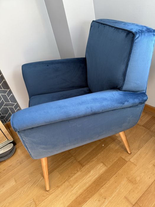 Cadeirão estilo retro com tecido veludo azul e pés de carvalho natural