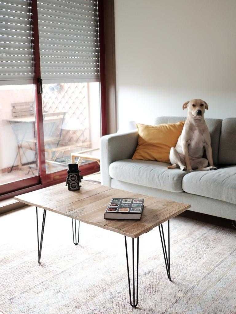 Mesa de centro boho com tampo em madeira e pernas em ferro