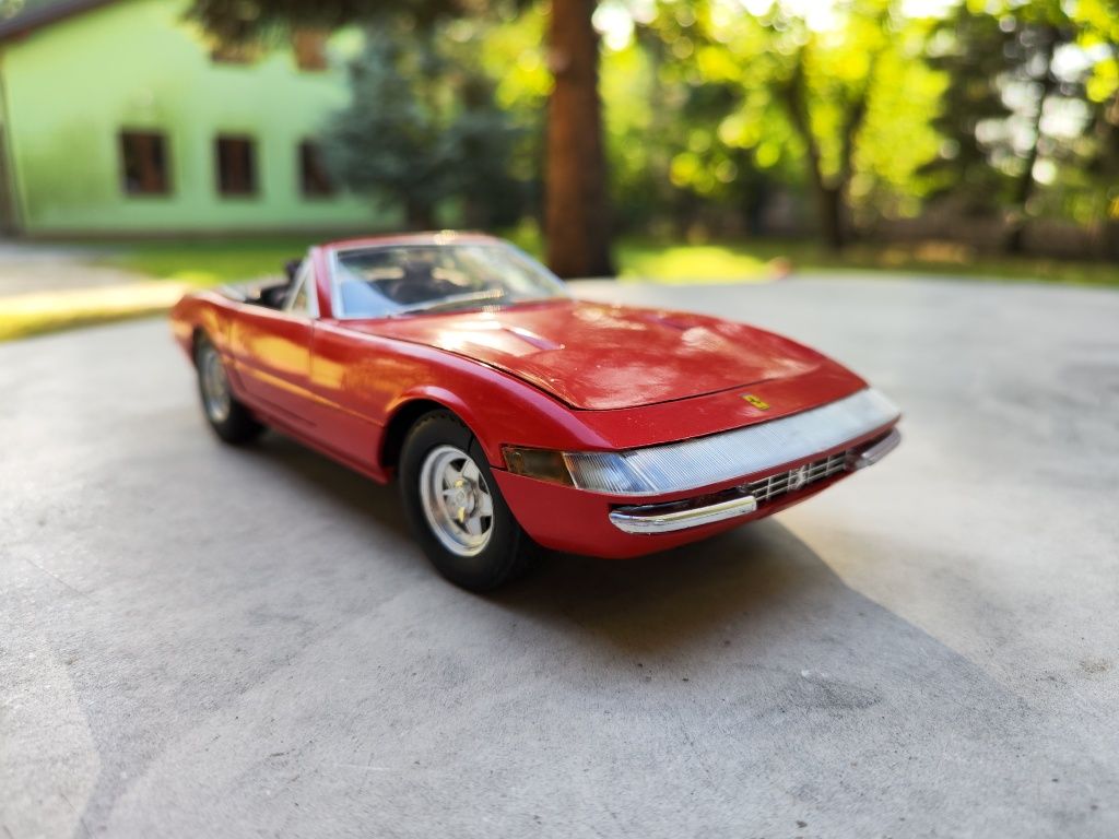 Ferrari 365 GTS 1 18 solido