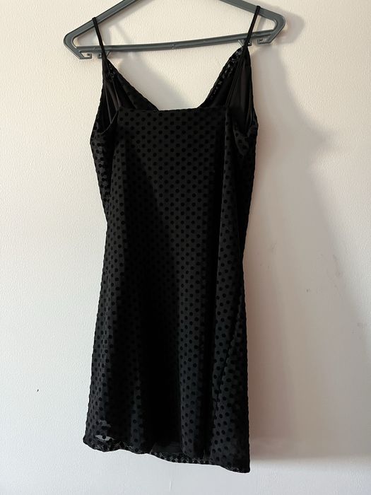 Vestido preto justo com bolinhas em veludo , forrado tam M