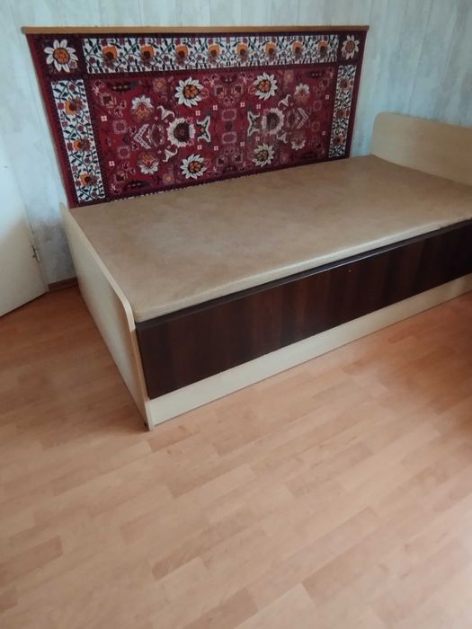 drewniane łóżko z materacem