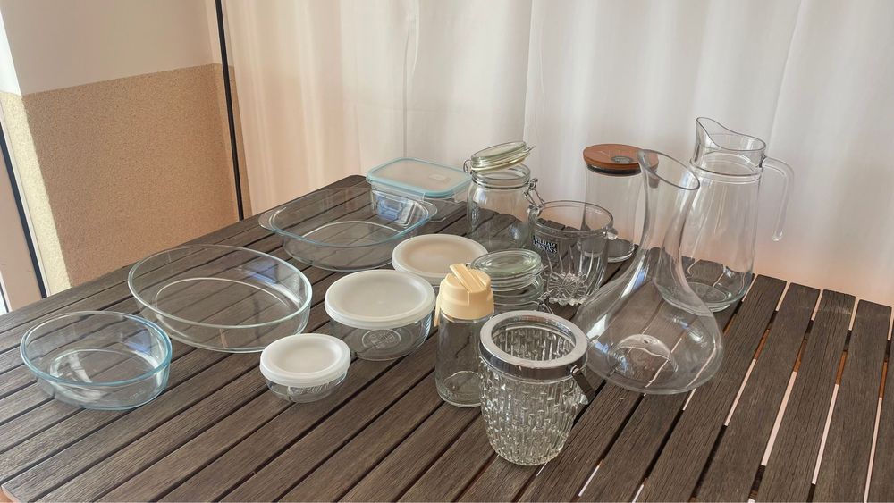 Conjunto de potes e travessas em vidro