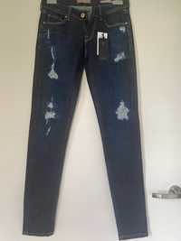 Spodnie jeansowe jeansy dżinsy Guess przetarcia 24