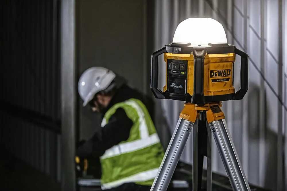 DeWALT DCL074 \ Фонарь светодиодный аккумуляторный \ 5000 лм