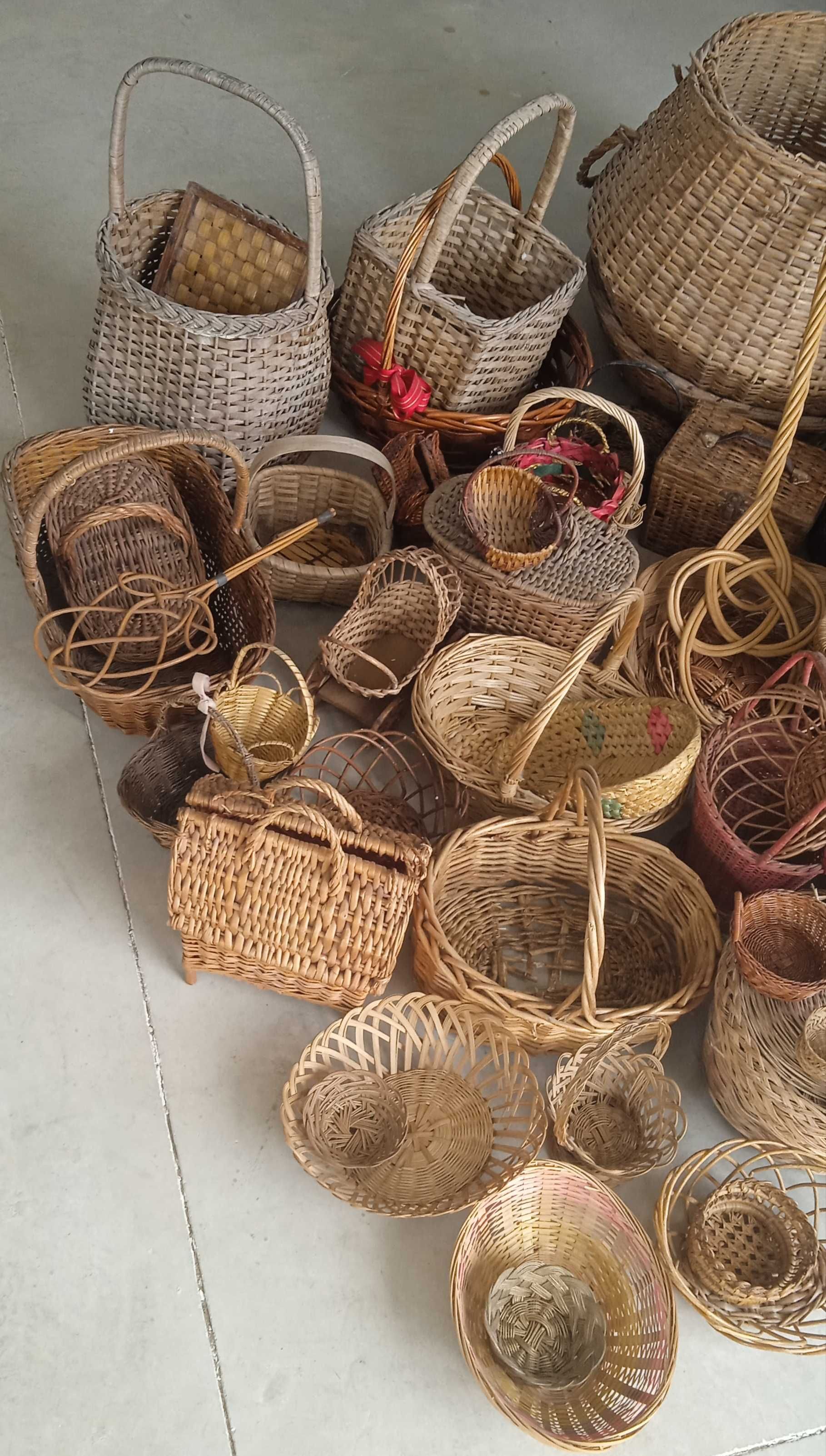 Lote de mais de 50 cestos e cestinhas antigos em palha