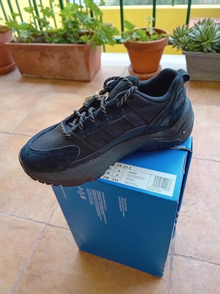 Ténis pretos Adidas
