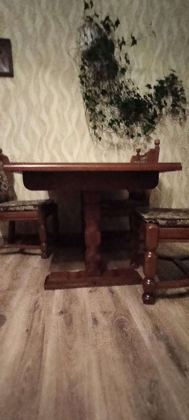 Stare stół z krzesłami