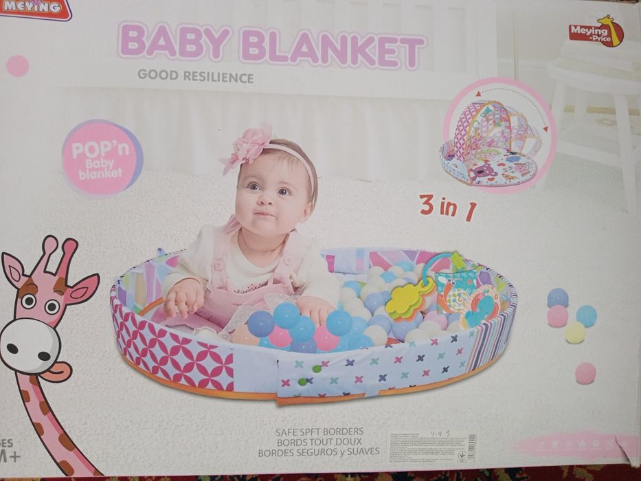 Новий розвиваючий килимок для немовляти запакований в коробці.