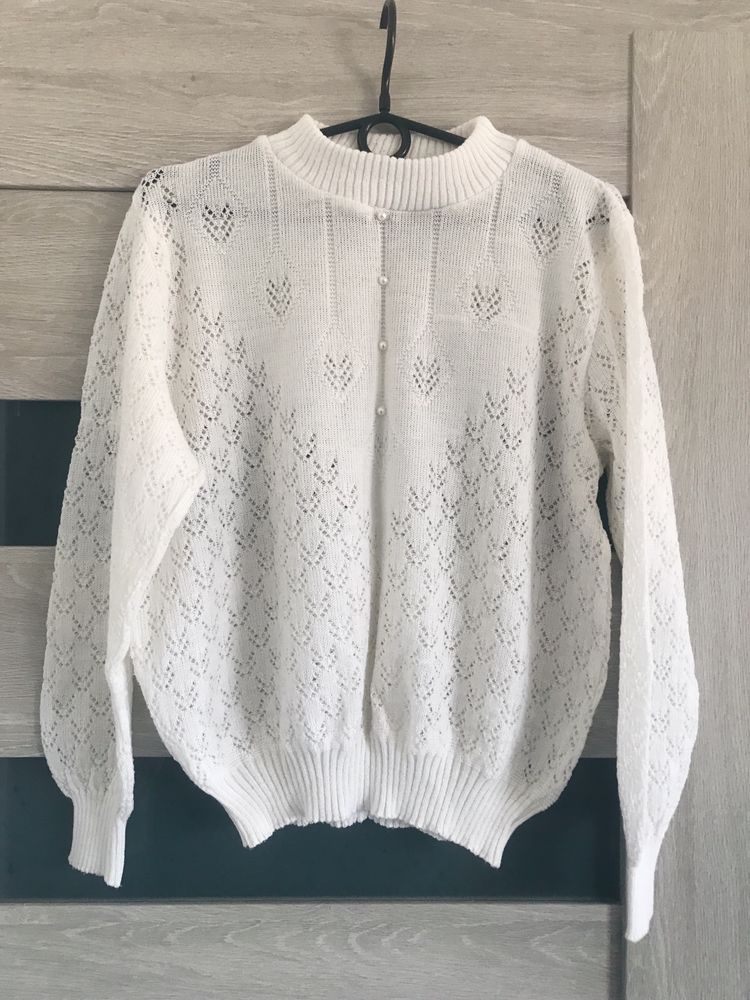 Biały ażurowy sweter