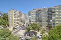 Apartamento T2 em Benfica com duas varandas inserido num prédio com...