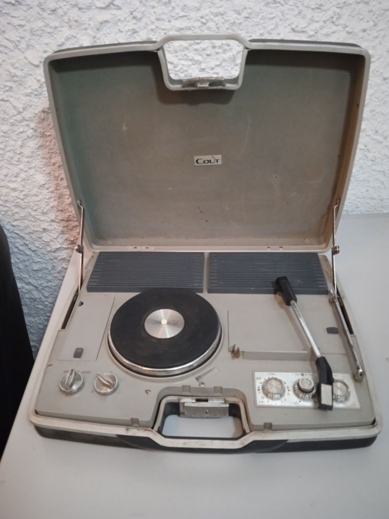 Leitor de gira-discos e rádio portátil antigo