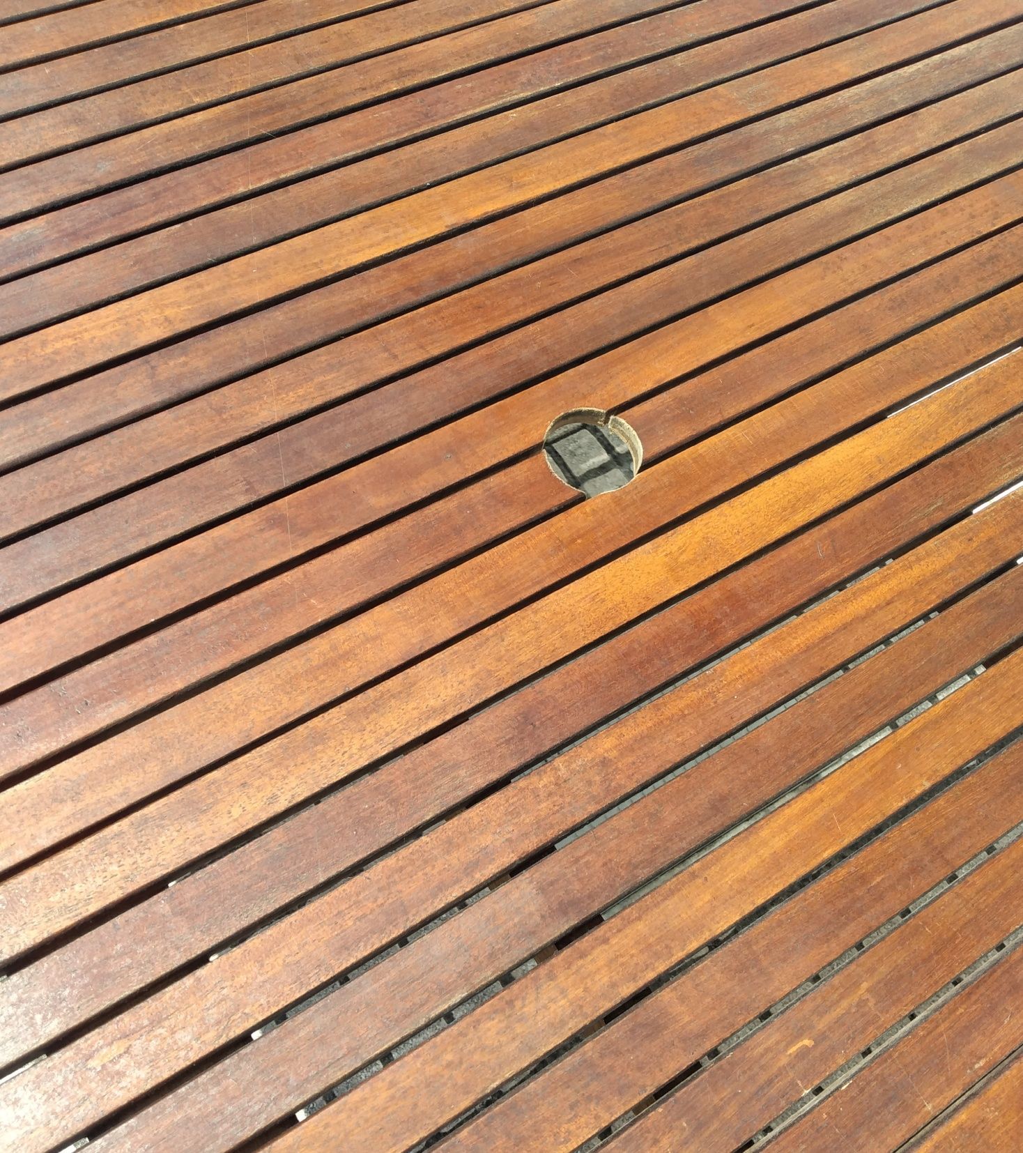 Mesa e 8 Cadeiras de Jardim em Madeira. Torres Vedras.