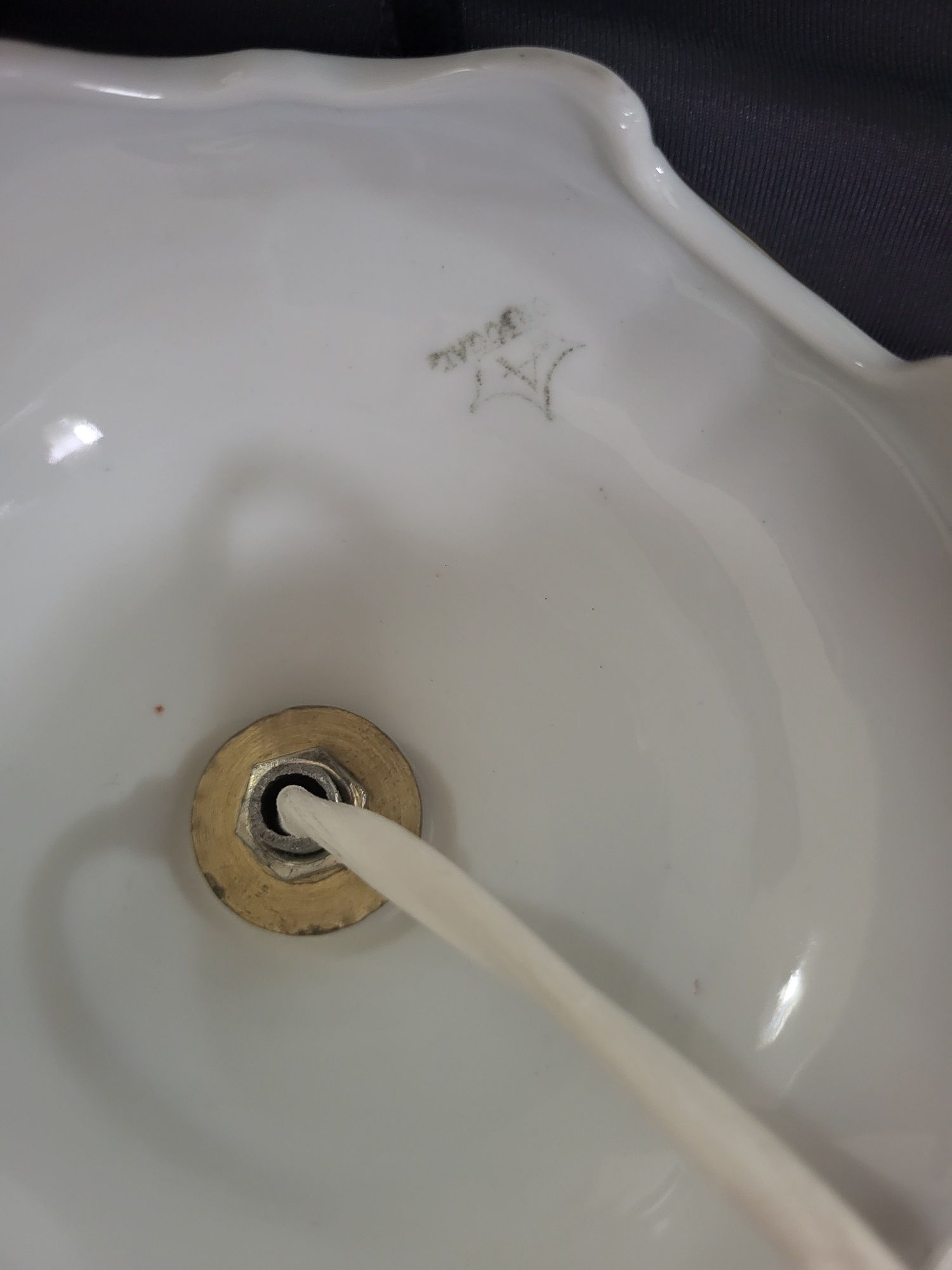 Candeeiro em Porcelana Limoge, com abajour vidro, em azul cobalto.