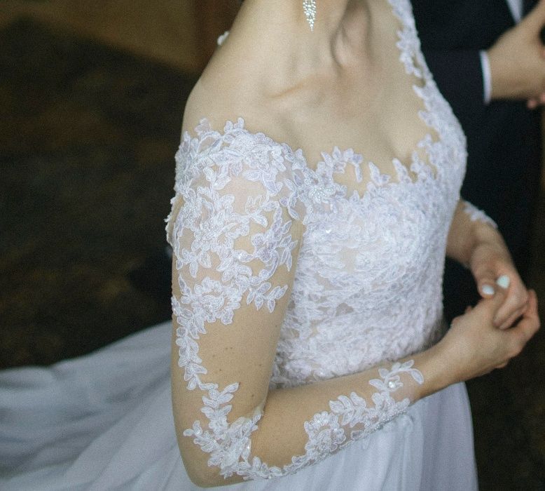 zwiewna suknia ślubna z muślinu z koronką (długi rękaw)