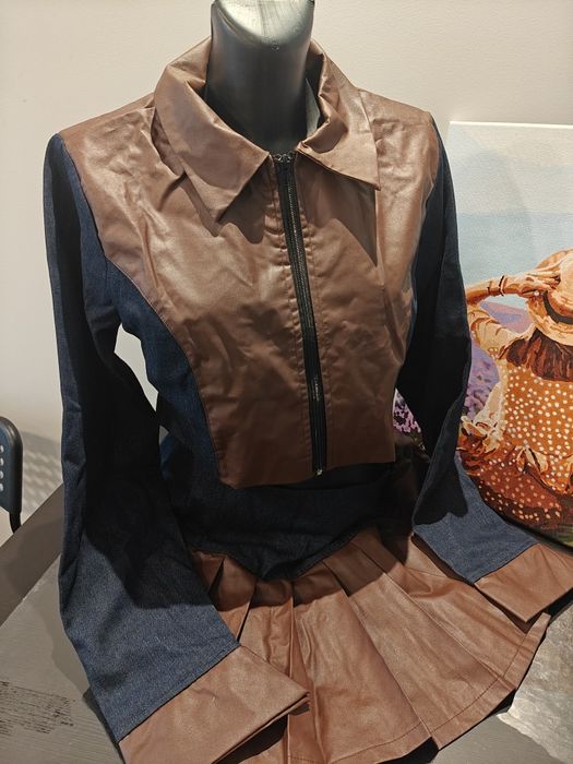 Dwuczęściowy komplet: krótka kurtka i plisowana spódnica