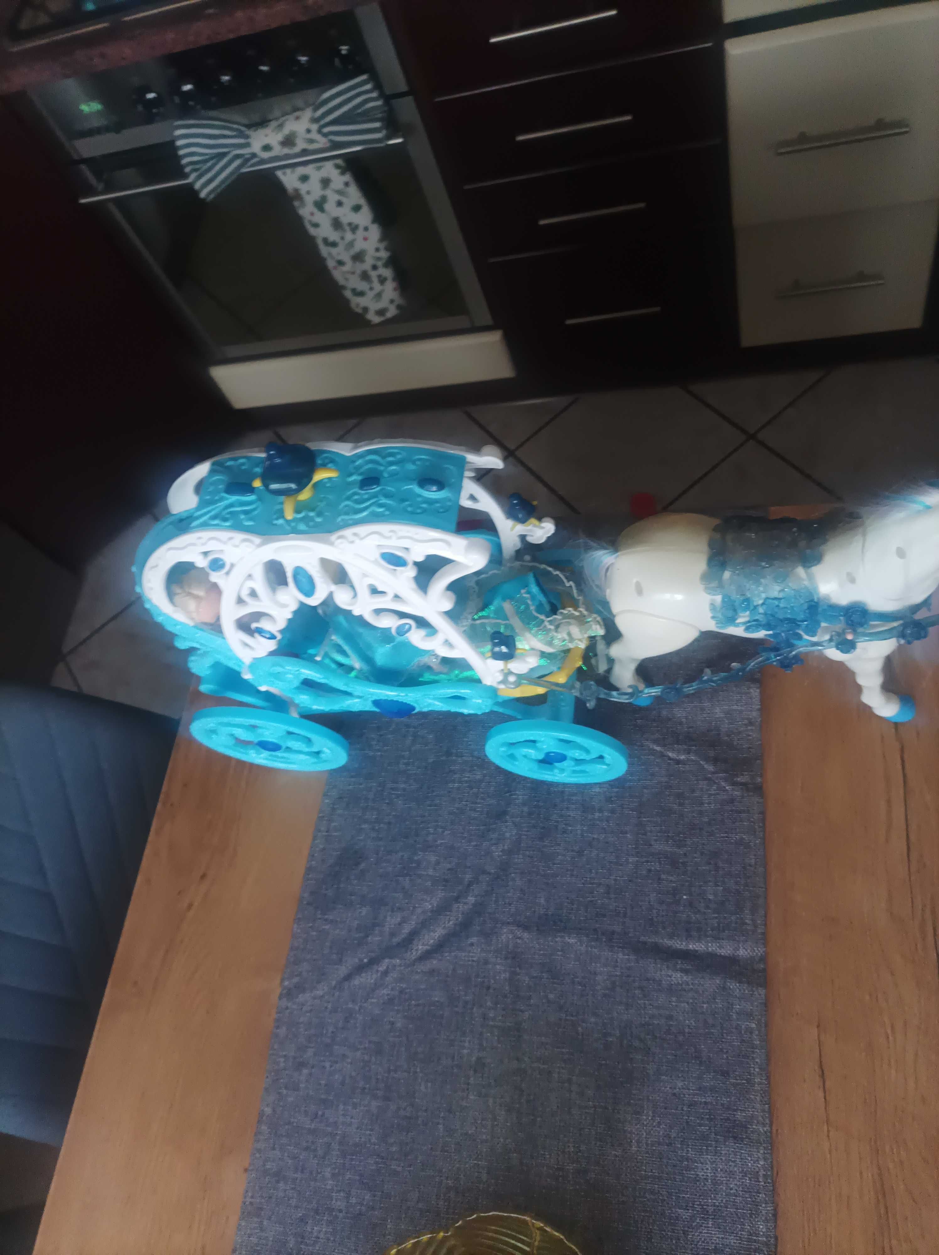 Lalka plus Karoca z koniem na baterie