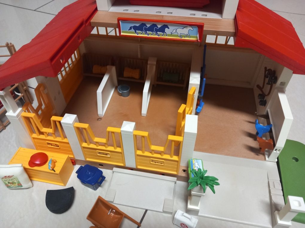 Playmobil stajnia + zagroda dla koni