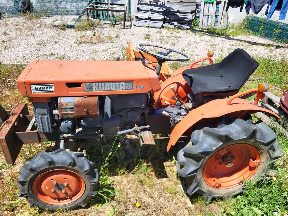 Trator Kubota B7000