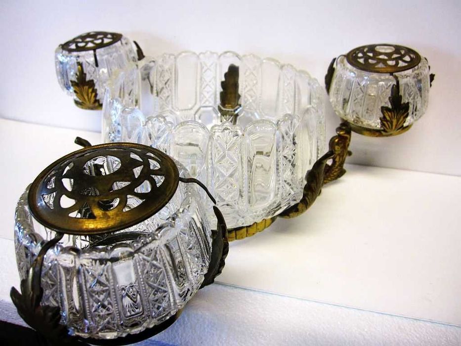 lindo antigo centro de mesa -floreira- em bronze com cristal prensado