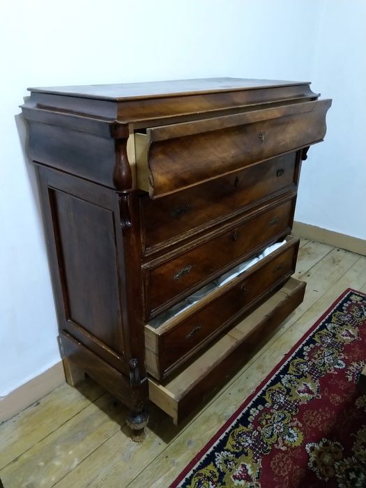 Cómoda muito antiga, toda original, para restaurar.