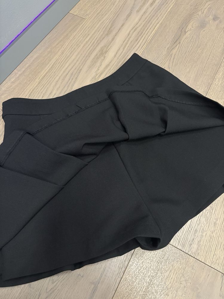 Чорна спідниця Zara S з шортами