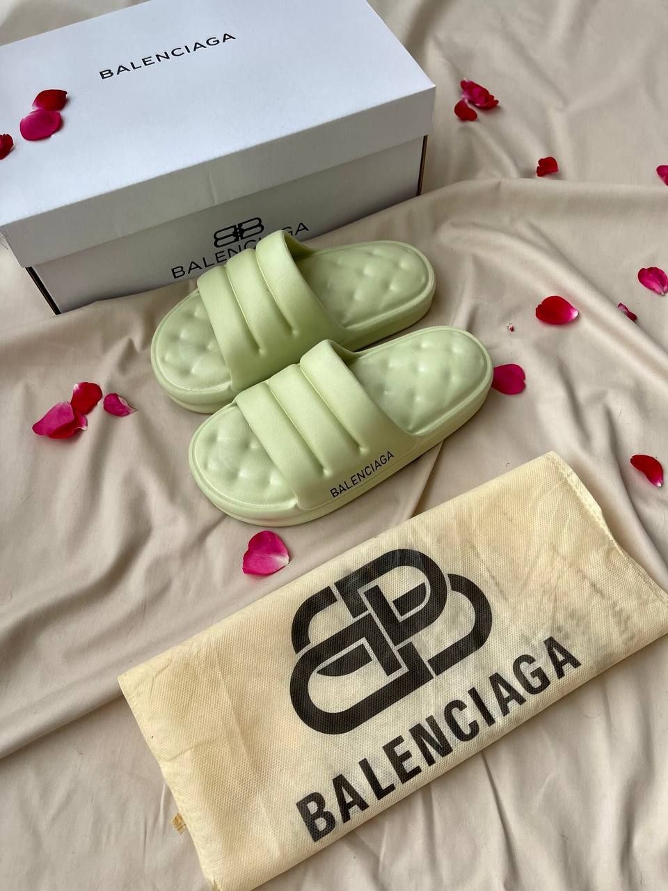 Жіночі шльопанці Balenciaga Puffy Slides ‘Olive’