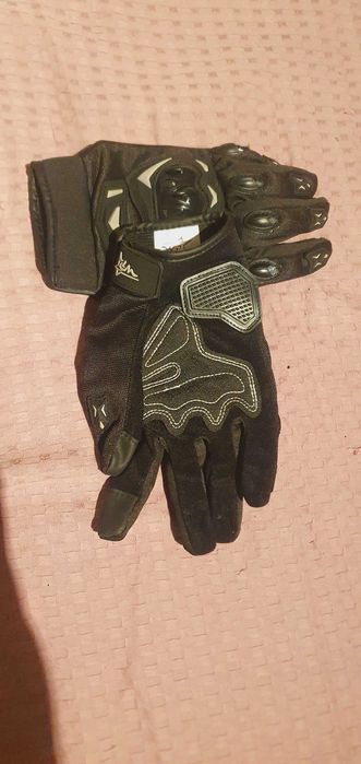 Luvas de moto disponível