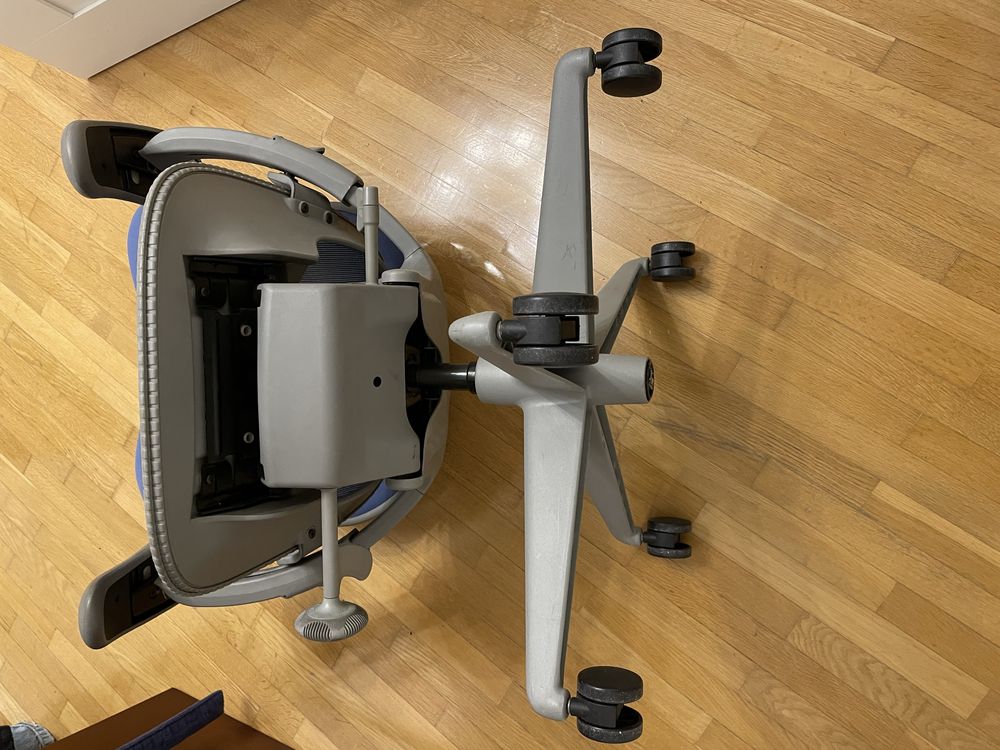 крісло Herman Miller Aeron mirra