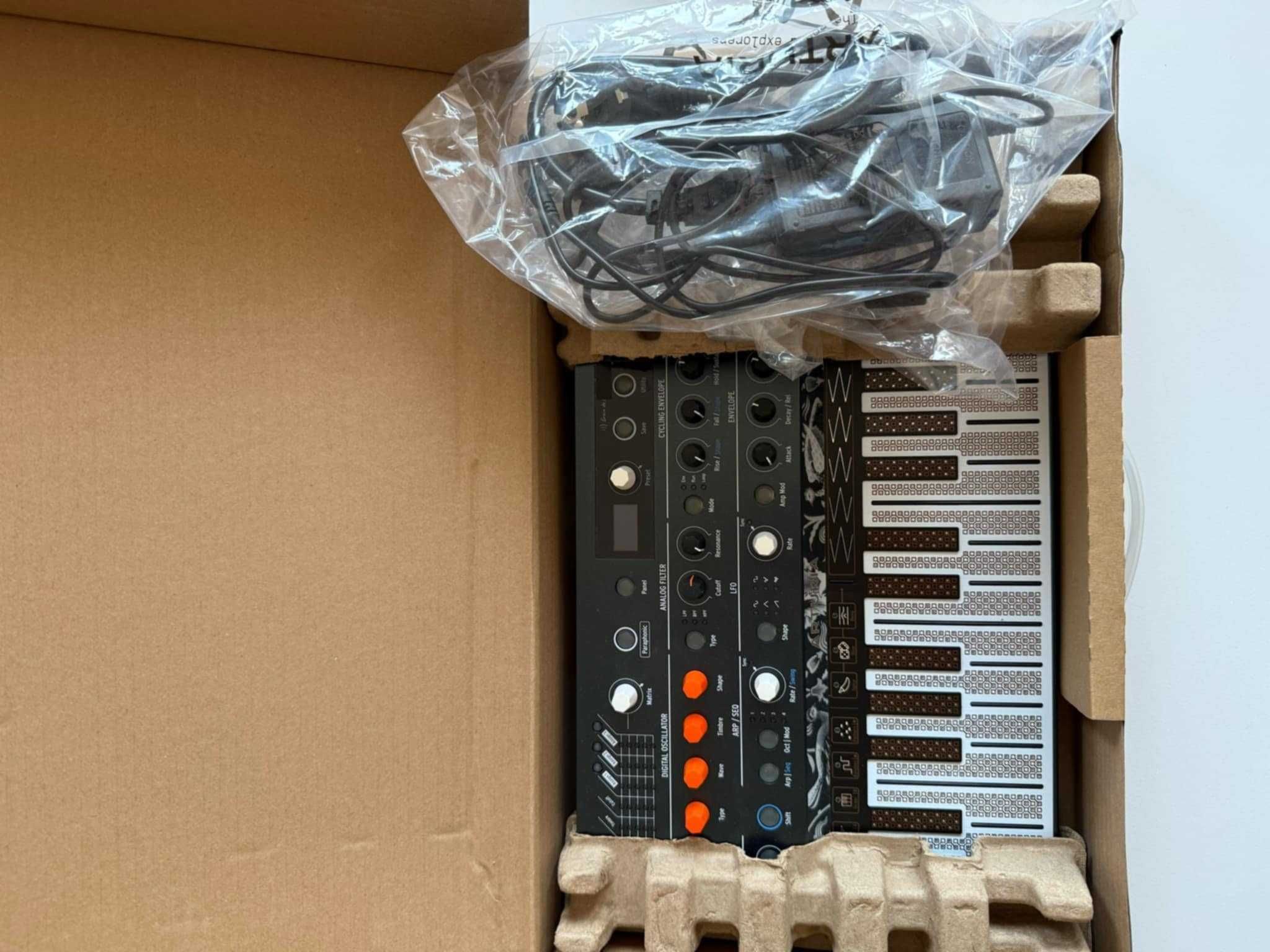 Syntezator hybrydowy Arturia MicroFreak JAK NOWY