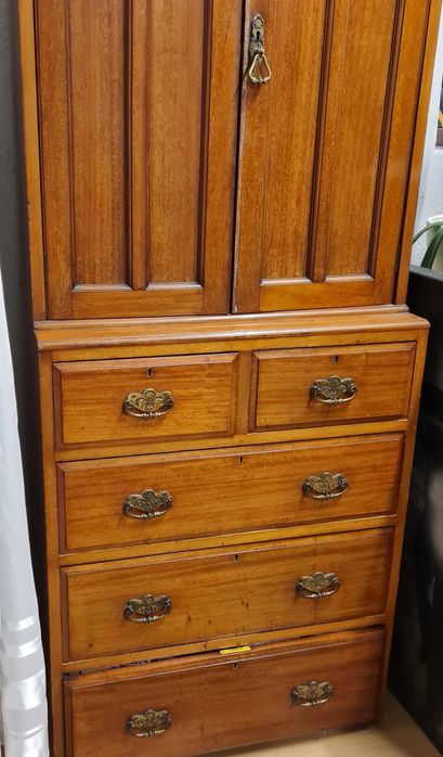 Szafa antyk drzwi i szuflady