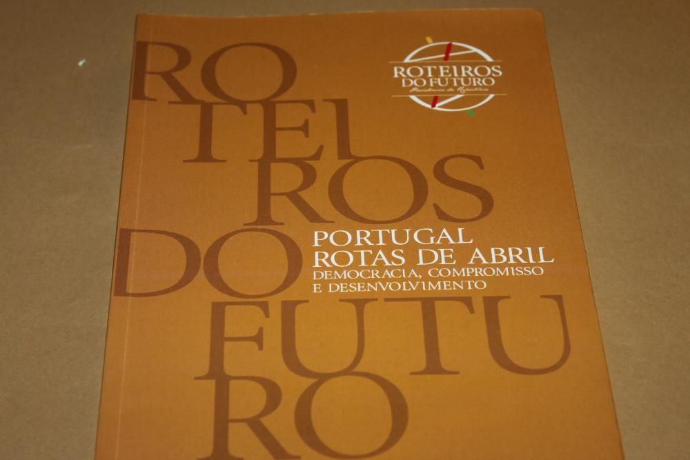 Roteiros do Futuro - Portugal Rotas de Abril-Aurores Vários