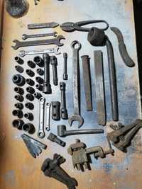 Zestaw narzędzi PRL, stary zestaw narzędzi, klucze, imadło