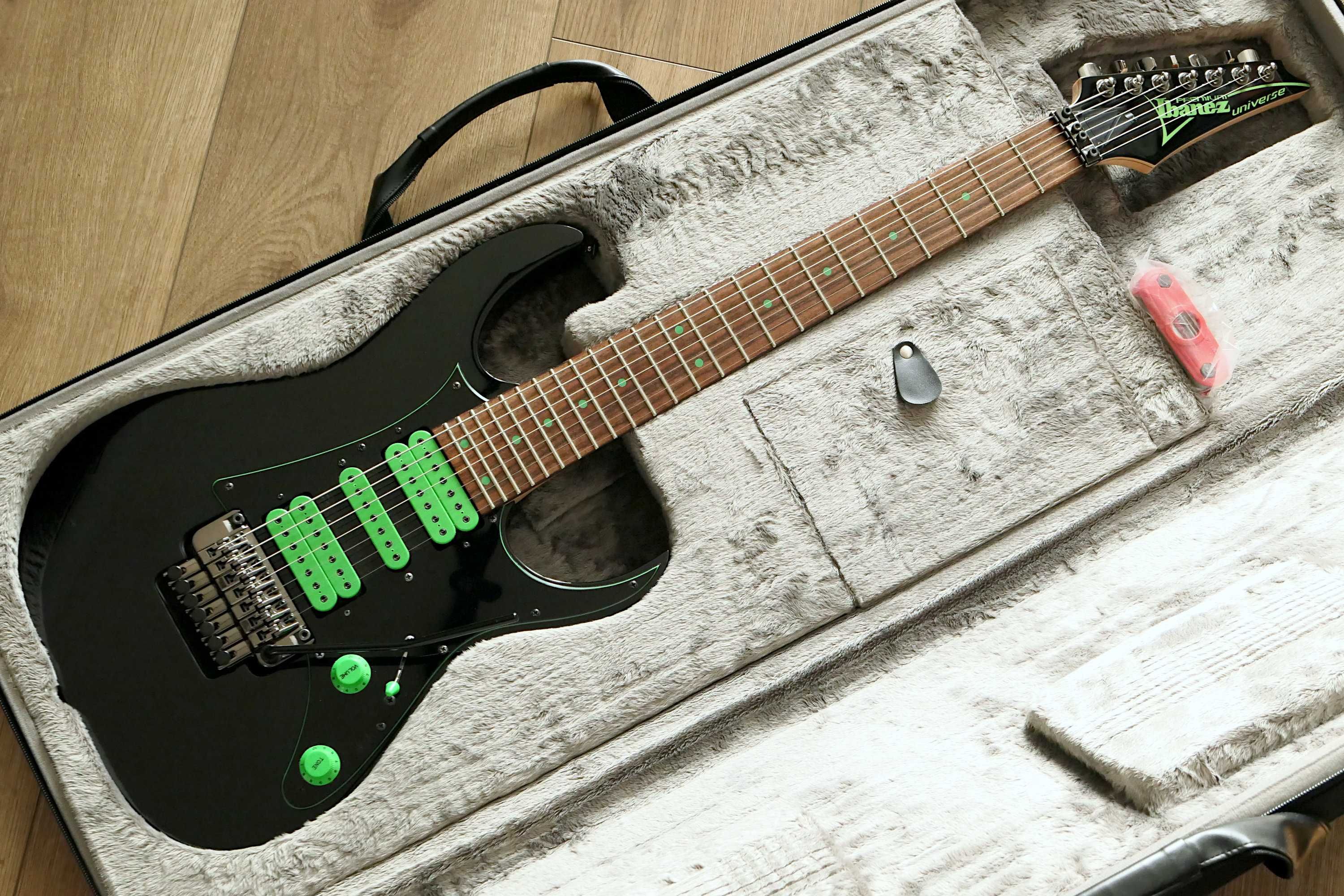 Ibanez Premium UV70P Universe + Ibanez Case