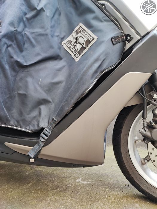 Pokrowiec Tucano Urbano do Yamaha Nmax na nogi