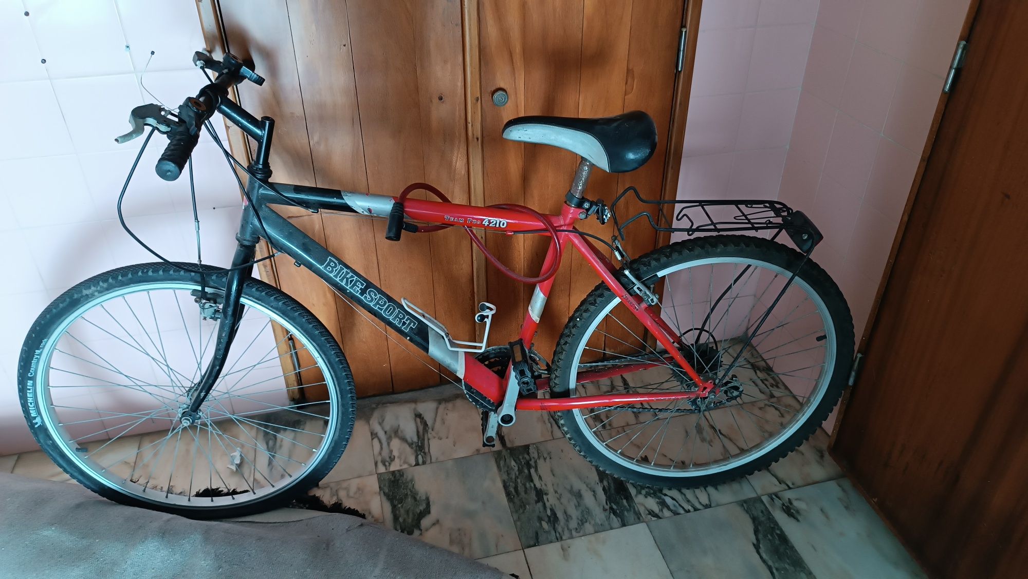Bicicleta usada entrega em mãos