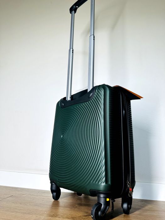 Nowa walizka 40x30x20 bagaż podreczny bezpłatny