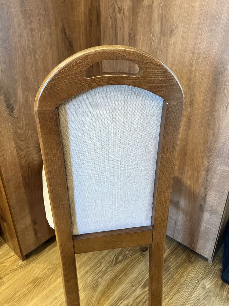 Komplet 6 krzeseł do stołu.